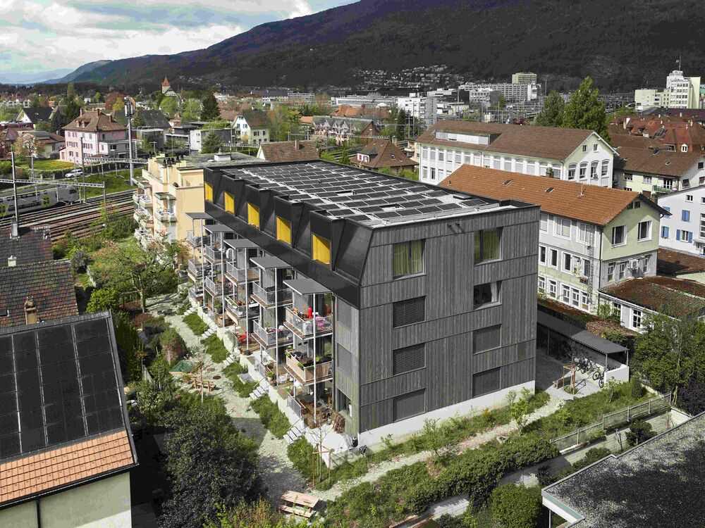 Ein Gebäude auf dem Weg zu Netto-Null: «Maison Climat» in Biel BE, PlusEnergie-MFH, Holzbau mit 20 Mietwohnungen, PV-Anlage auf Dach und Fassade. (Bauherrschaft: Jérôme Tschudi, Architektur: Bürgi Schärer, TU: Beer Holzbau. Foto: Damian Poffet)